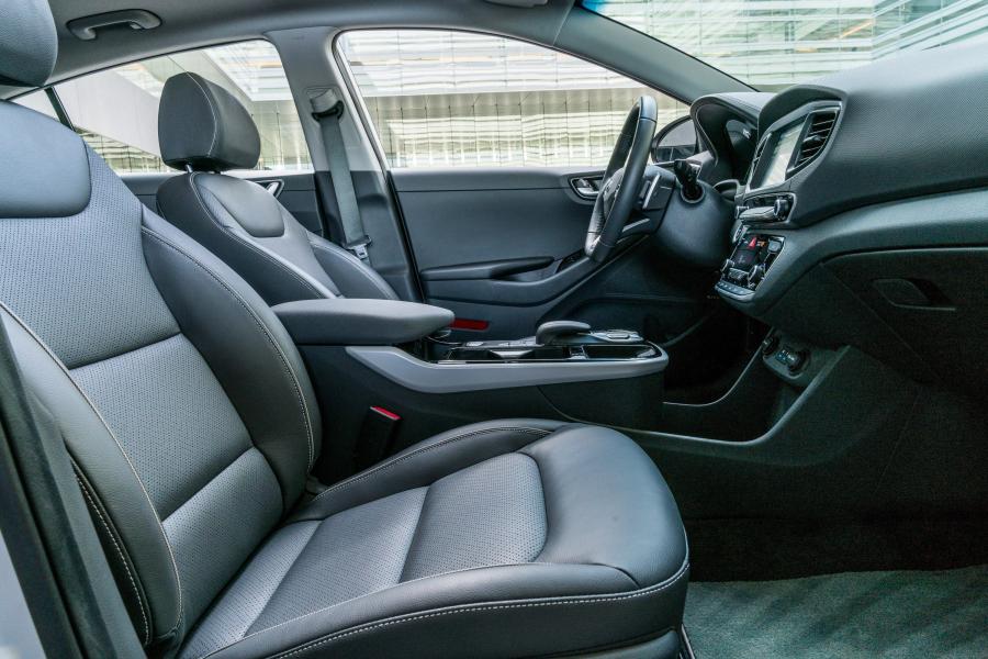 Интерьер Hyundai IONIQ electric (AE) 2016 года  (NA) (фото 15 из 41)